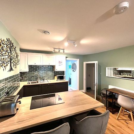 2 Bedroom Apartments Stopoverz Bristol Exterior photo
