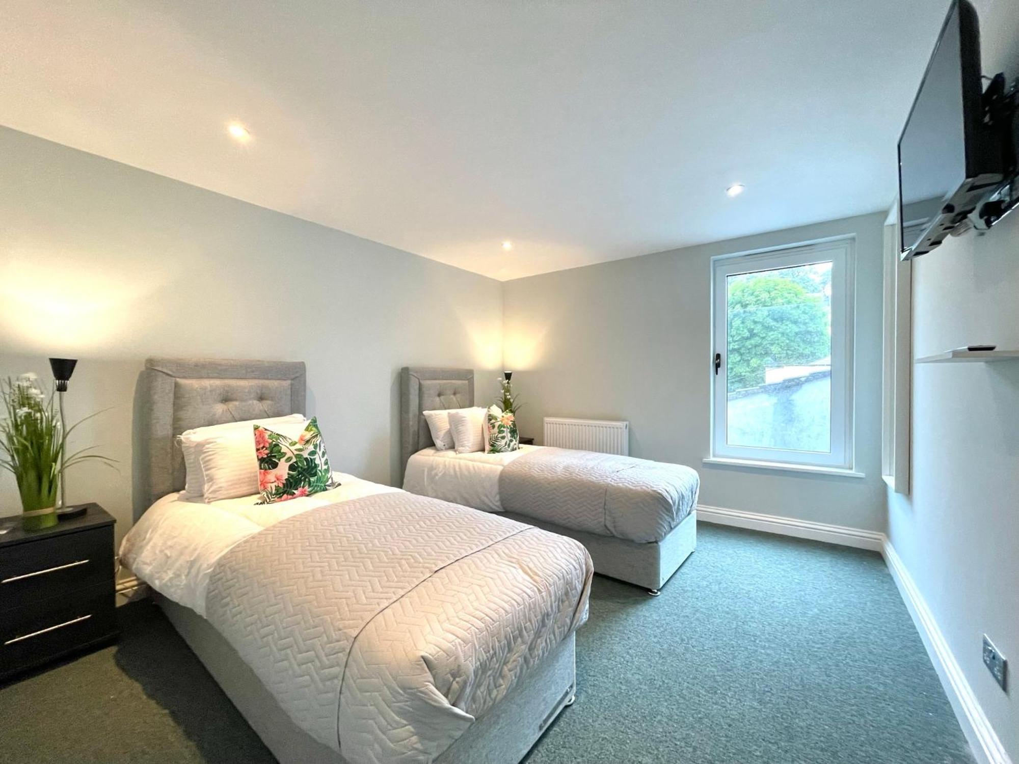 2 Bedroom Apartments Stopoverz Bristol Exterior photo