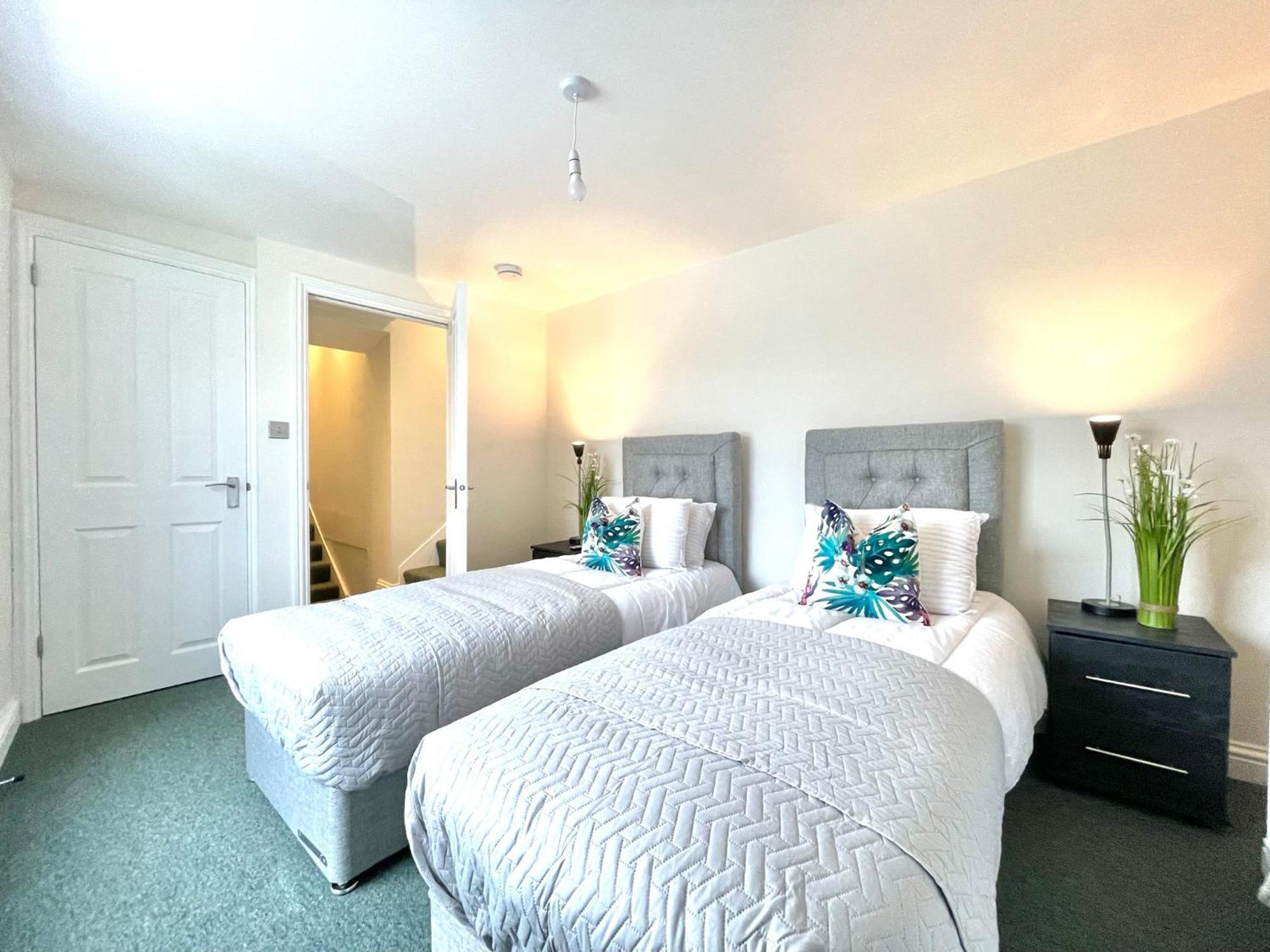 2 Bedroom Apartments Stopoverz Bristol Exterior photo