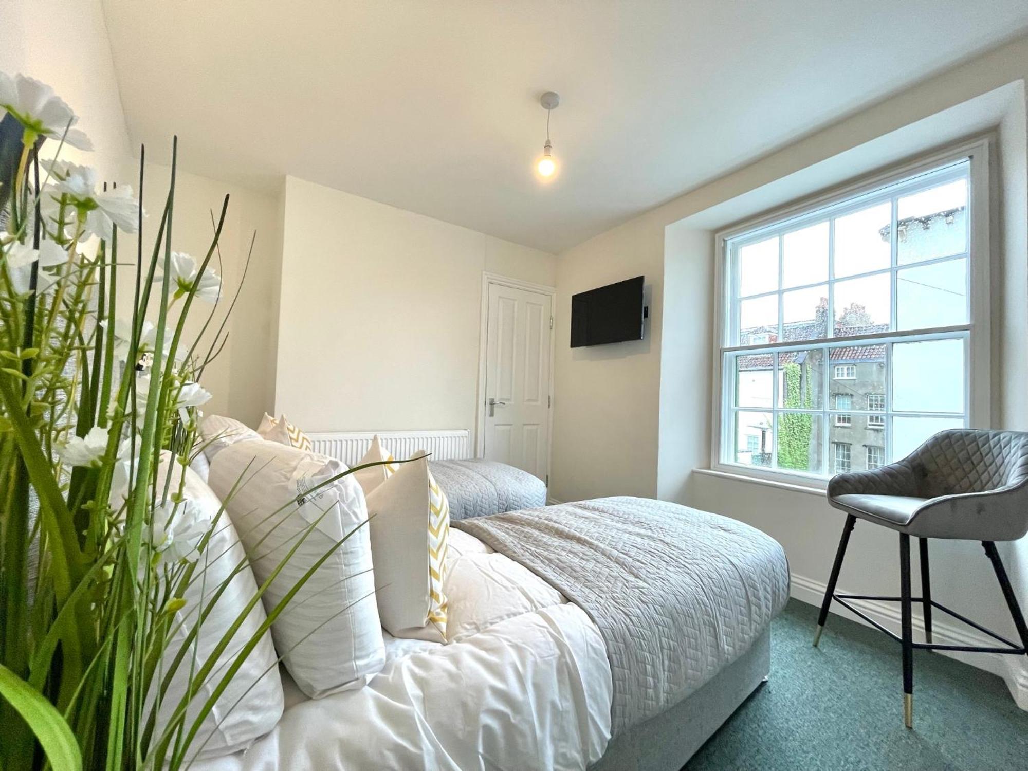 2 Bedroom Apartments Stopoverz Bristol Exterior photo