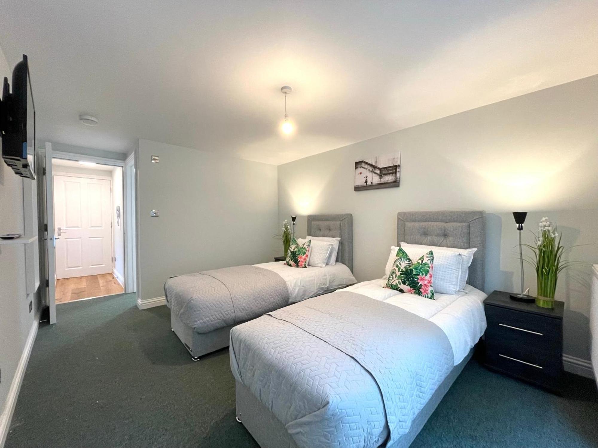2 Bedroom Apartments Stopoverz Bristol Exterior photo