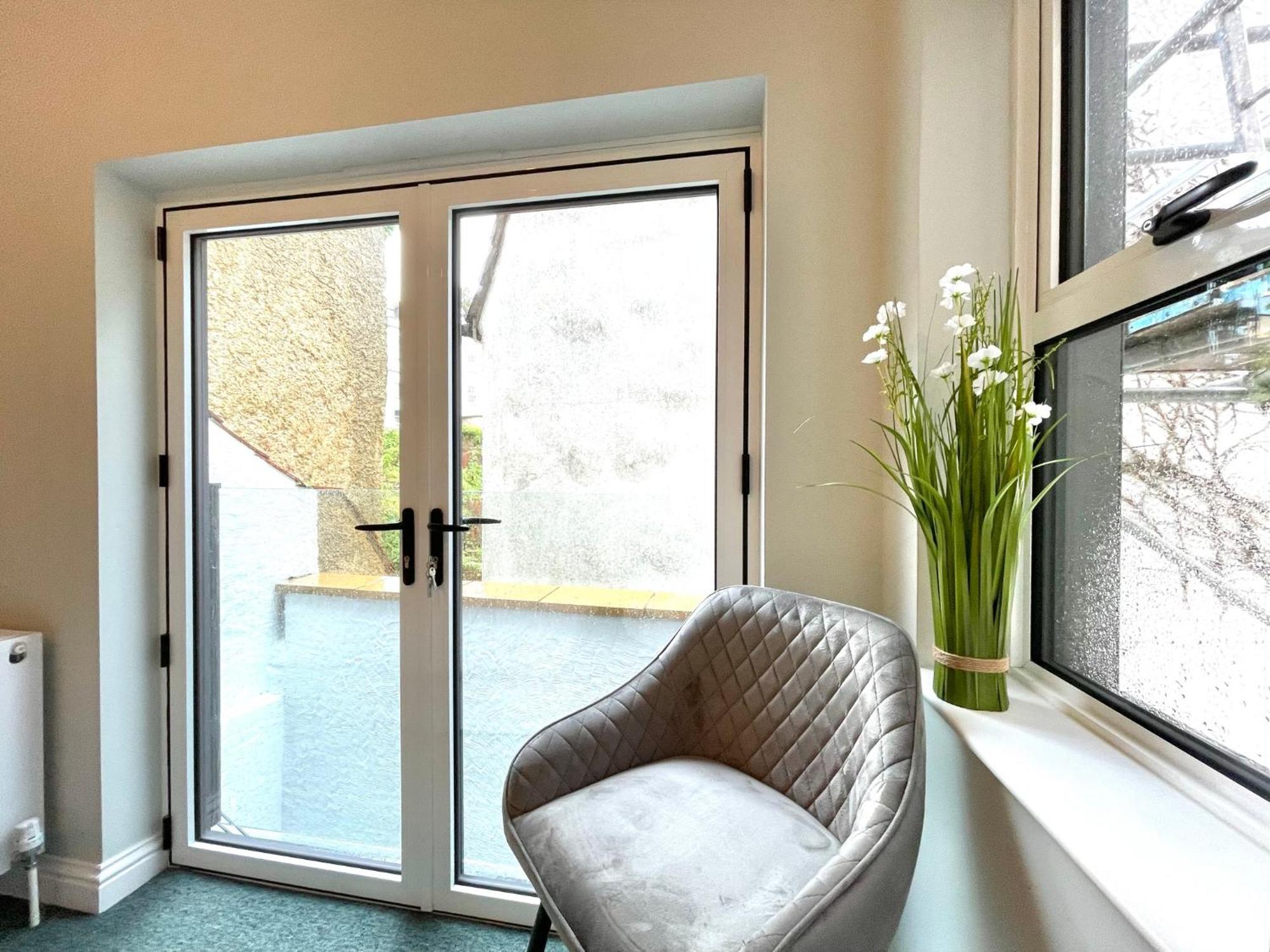 2 Bedroom Apartments Stopoverz Bristol Exterior photo