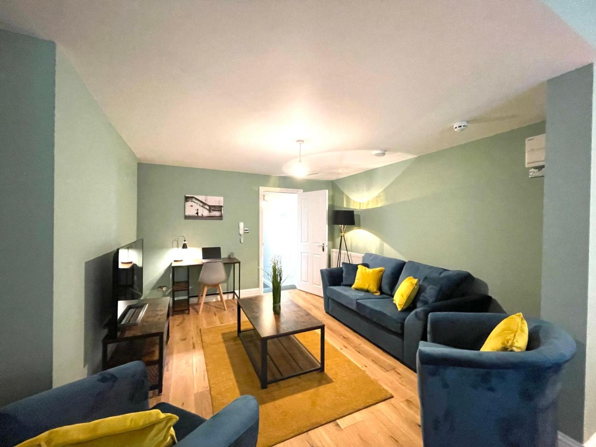 2 Bedroom Apartments Stopoverz Bristol Exterior photo