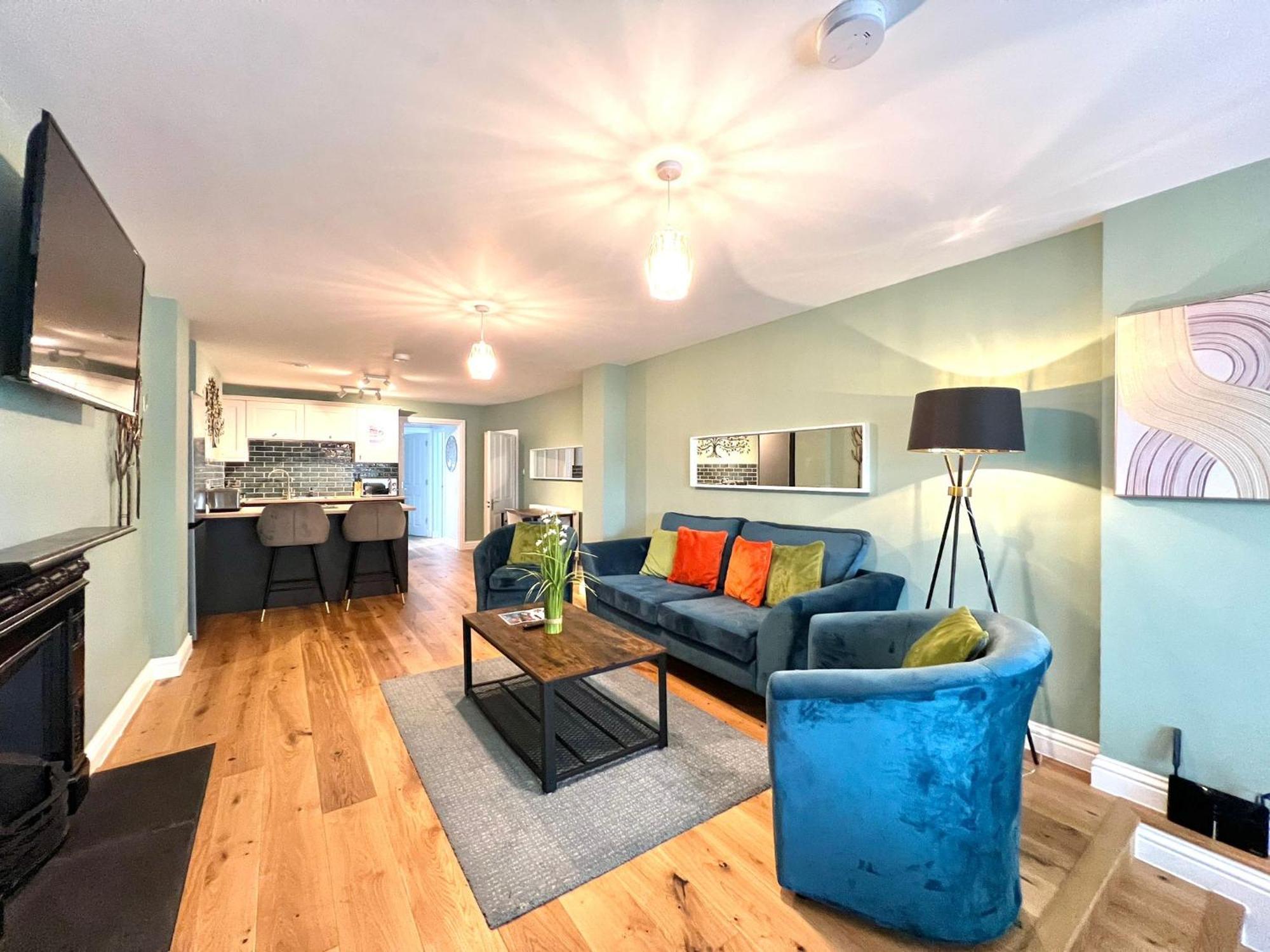 2 Bedroom Apartments Stopoverz Bristol Exterior photo