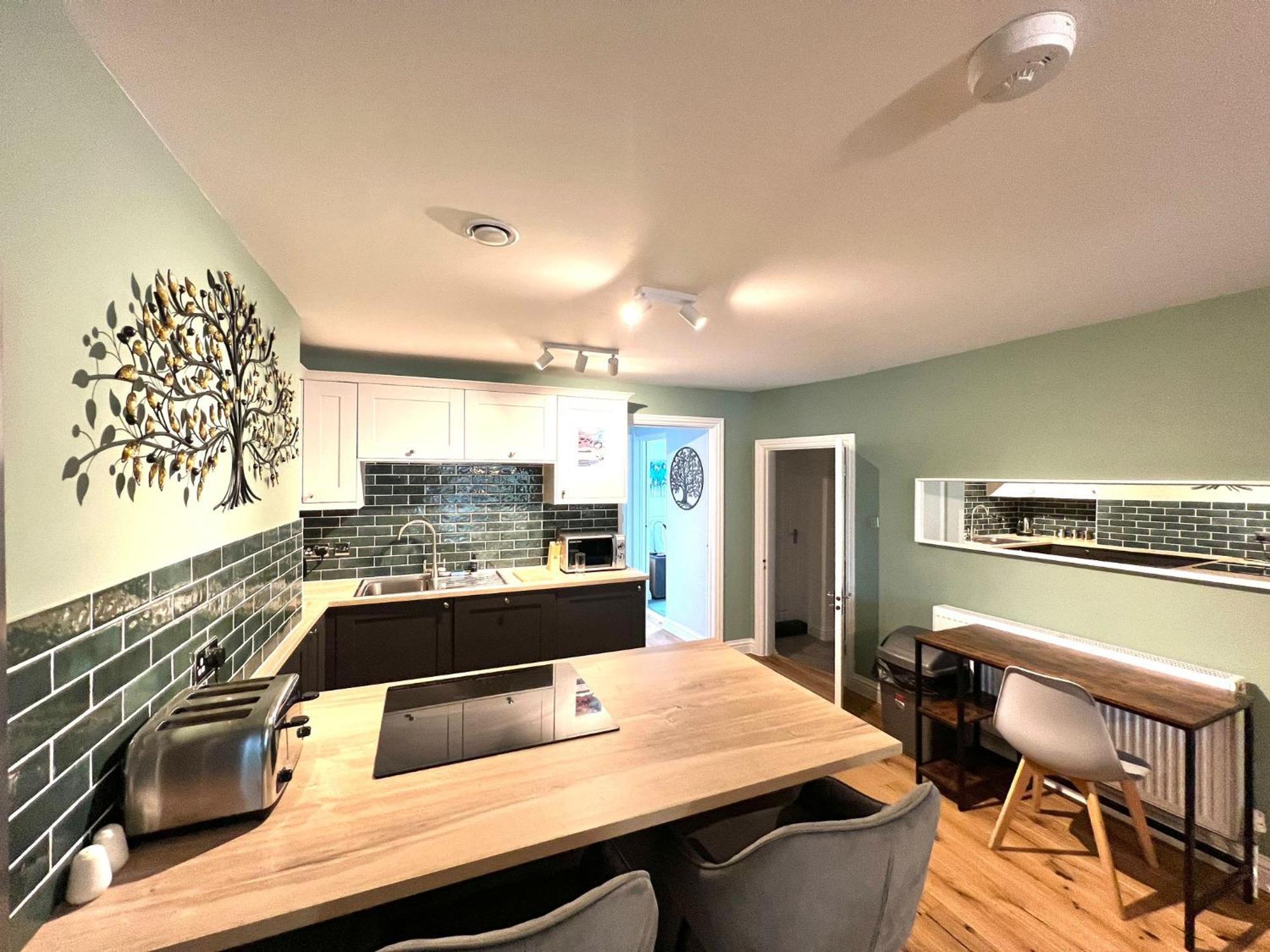2 Bedroom Apartments Stopoverz Bristol Exterior photo