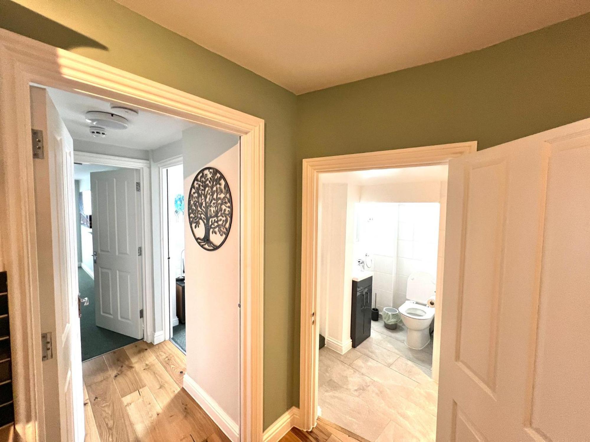 2 Bedroom Apartments Stopoverz Bristol Exterior photo